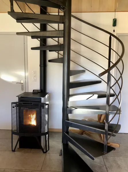 Poêle à granulés pour les journées froides : rien de tel qu'un bon feu pour une atmosphère chaleureuse..., 