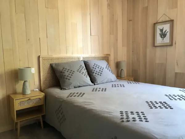 Chambre 1 : au rez-de-chaussée, avec literie très récente en 160/200, cintres, draps, espace de rangement pour les vêtements, oreiller et couverture supplémentaires., 