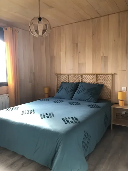 Chambre 2 : au rez-de-chaussée, avec literie très récente en 160/200, cintres, draps, espace de rangement pour les vêtements, oreiller et couverture supplémentaires., 