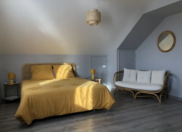 Chambre 5 : une grande chambre qui est aménagée pour 4 avec deux lits 