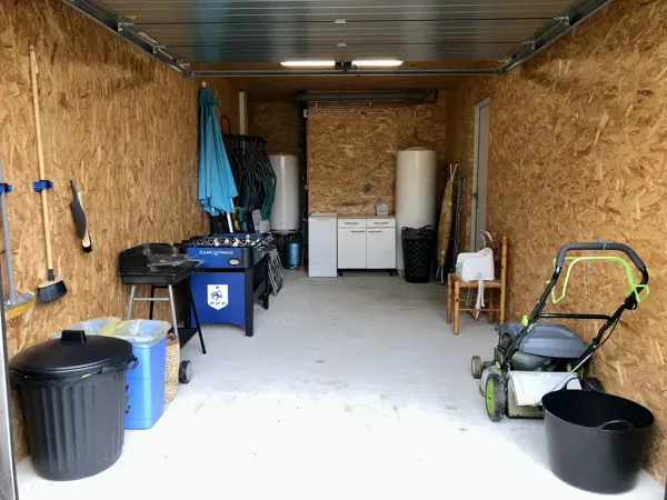 Balais, barbecue, babyfoot, parasol, 6 chaises longues et 6 transats sont à votre disposition dans le garage. Vos vélos (ou 1 à 2 motos éventuellement) pourront y être à l’abri. 
Vous y trouverez aussi un coin laverie : lave-linge, paniers à linge, lessive et adoucissant, fer à repasser, planche à repasser, étendoir à linge (un autre se trouve dans le jardin) et pinces à linge., 