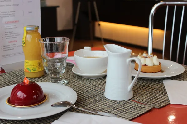 Dégustation au salon de thé, Pâtisserie Lacombe