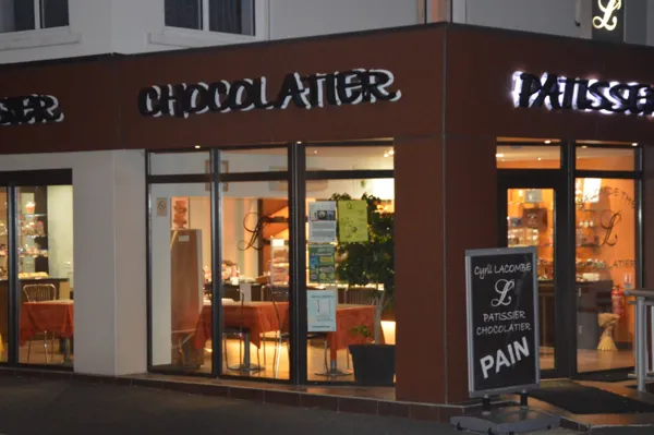 Vitrine extérieure du magasin, Pâtisserie Lacombe
