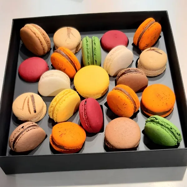 Notre coffret élégance de 21 macarons, Pâtisserie Lacombe