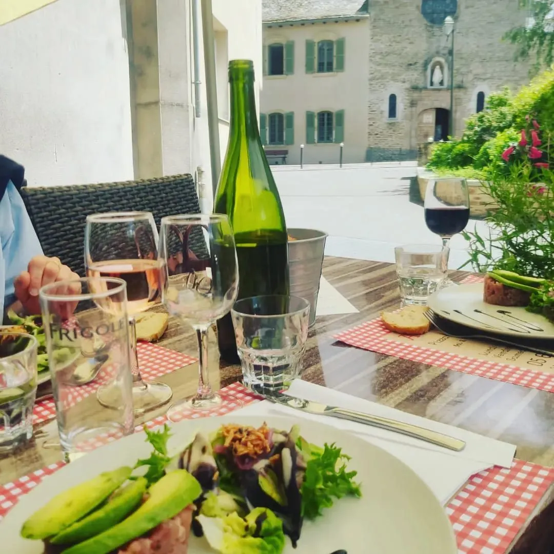 Repas en terrasse au restaurant 