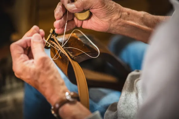 Façonnage d'un sac - Atelier du cuir, ©V. Govignon - OT Larzac Vallées