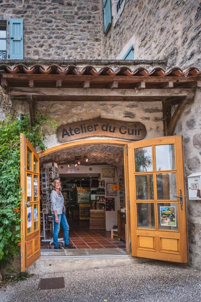L'atelier du Cuir à l'entrée de Ste-Eulalie de Cernon, ©V. Govignon - OT Larzac Vallées