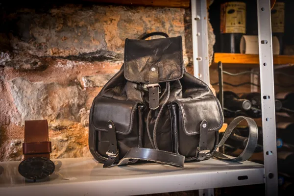 Sac à dos en cuir - Anne Gachelin, ©V. Govignon - OT Larzac Vallées