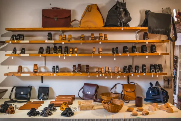 Maroquinerie sous toutes ses formes - L'Atelier du Cuir, ©V. Govignon - OT Larzac Vallées