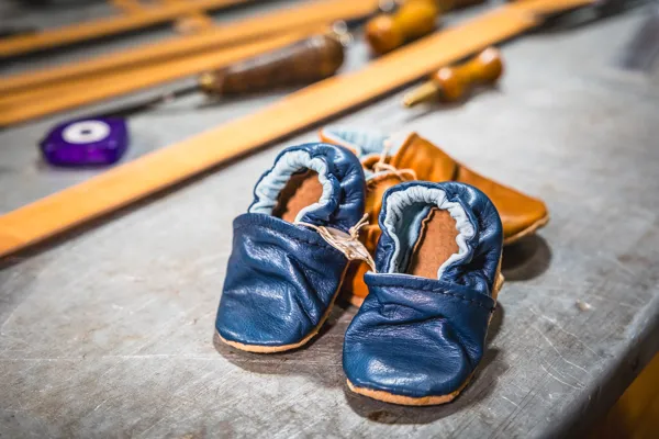 Petits chaussons nourrissons - L'Atelier du Cuir Ste-Eulalie de Cernon, ©V. Govignon - OT Larzac Vallées