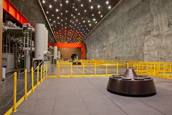 Visite intérieure de la centrale hydroélectrique de Montézic, Office de Tourisme en Aubrac