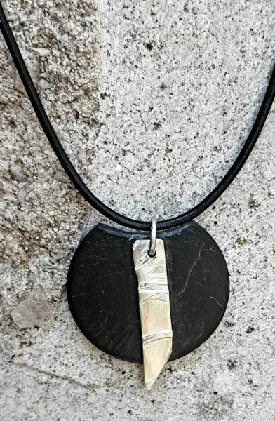 Pendentif alliant ardoise et argent, Mare basse