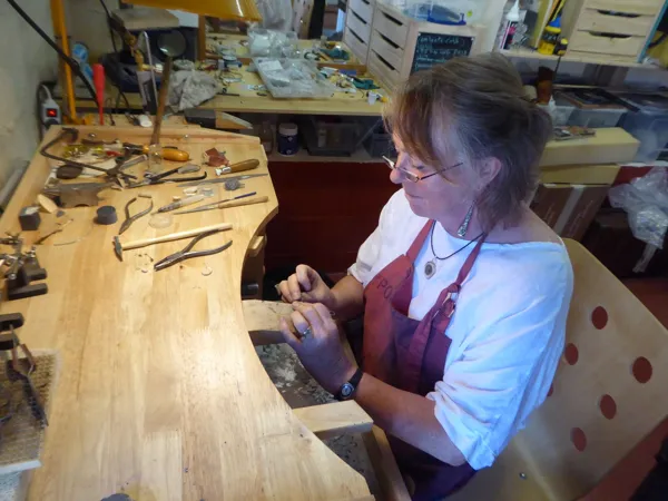 Artisane à l'établi de bijouterie, Mare basse