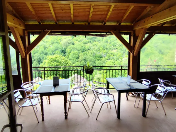 TERRASSE COUVERTE, AUBERGE