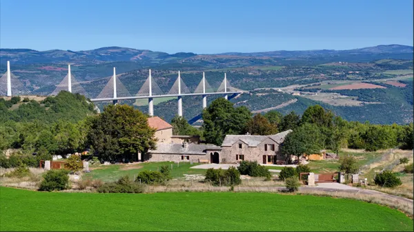 Prise aérienne du domaine avec vue sur le Viaduc de Millau., Clos Bel Air