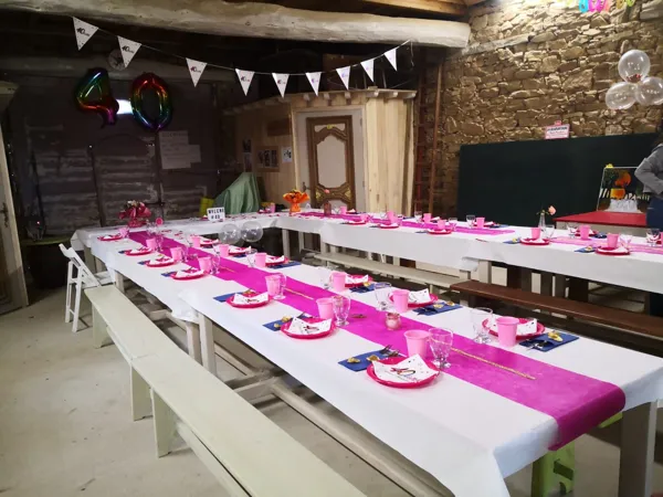 Salle de réception avec espace couchage d'appoint, m.couderc