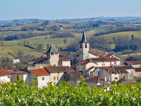 Suivez la guide : découvrez Saint-Santin, le village double