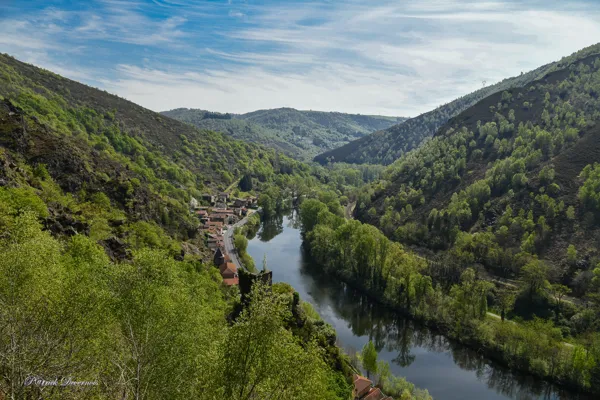 Suivez la guide : découvrez un village entre rivière et rocher
