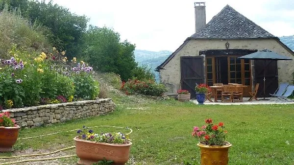La terrasse et le jardin devant le séjour du gîte, Domaine de Bellevue - Alain Prieur