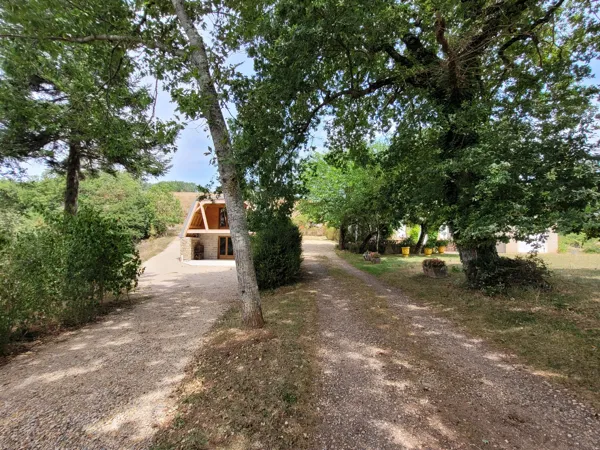A l'arrivée, notre maison est à droite, la salle de ping-pong à gauche. La contourner par la gauche pour arriver au gîte, Domaine de Bellevue - Alain Prieur