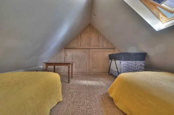 Au dessus du séjour, combles aménagées, salle de jeux, 2 lits de 80 sur 200 cm, Domaine de Bellevue - Alain Prieur