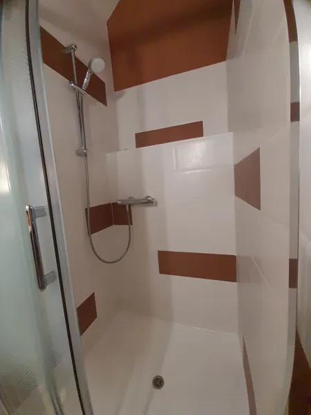 Chambre 1 - douche, Poti Pota