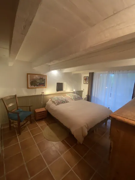 L’une des chambres, accessible de plein pied, prend place dans l’ancienne étable de notre cabane de berger.