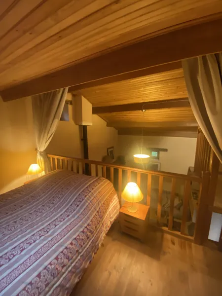La deuxième chambre est située en mezzanine du salon, au dessus de la cuisine.