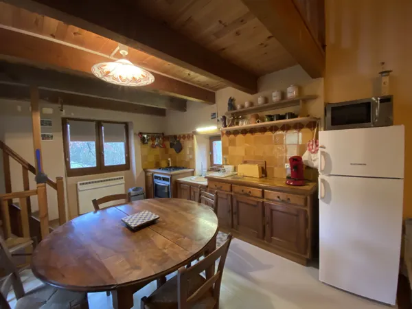 Le coin cuisine et salle à manger, sous la mezzanine.