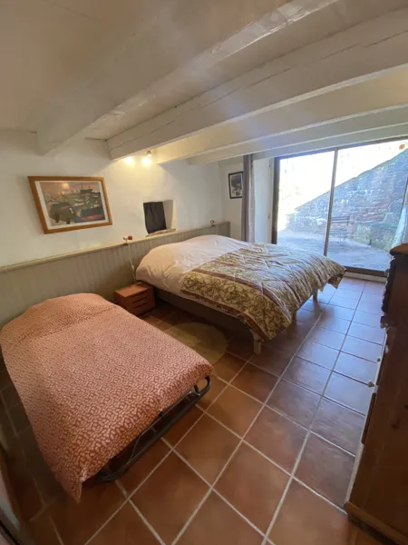 Un lit d’appoint peut être installé, sur demande, dans la chambre du bas.
