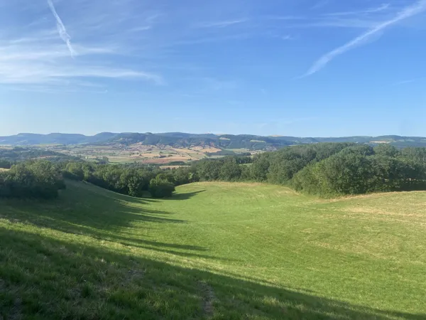 Derrière les chênes, à droite de la photo, La Serre…, Chambres d'hôtes La Serre