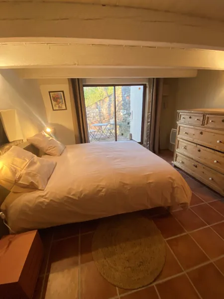 La chambre avec vue sur la terrasse et la nature, L.Rouquette