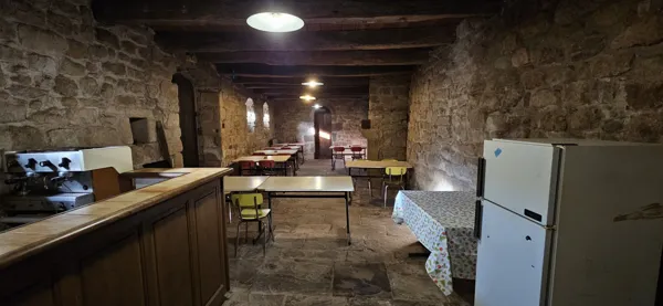 Cuisine, ouverte sur le réfectoire, Château de Montaigut