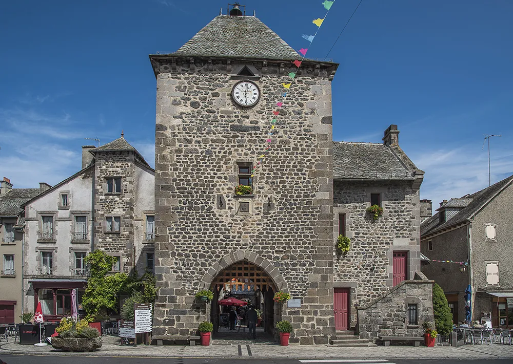 Passez sous la célèbre Tour, et entrez dans le centre historique, A. Méravilles pour Tourisme en Aubrac