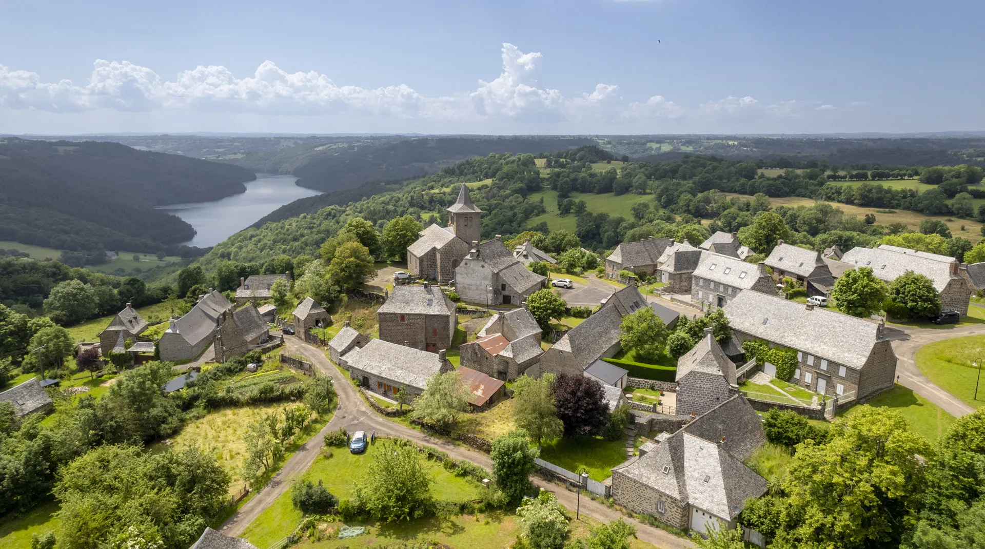 Vines, vue sur le lac de Sarrans et les Monts du Cantal, B. Colomb Lozère sauvage pour Tourisme en Aubrac