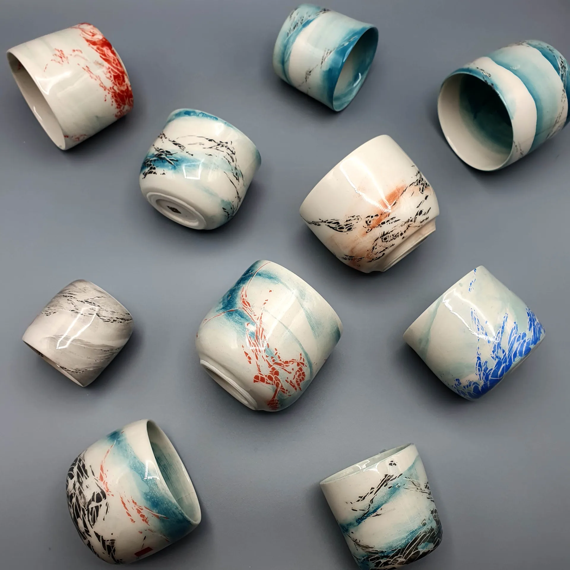 Ensemble de tasses colorées en faïence, © Céline Gauthier