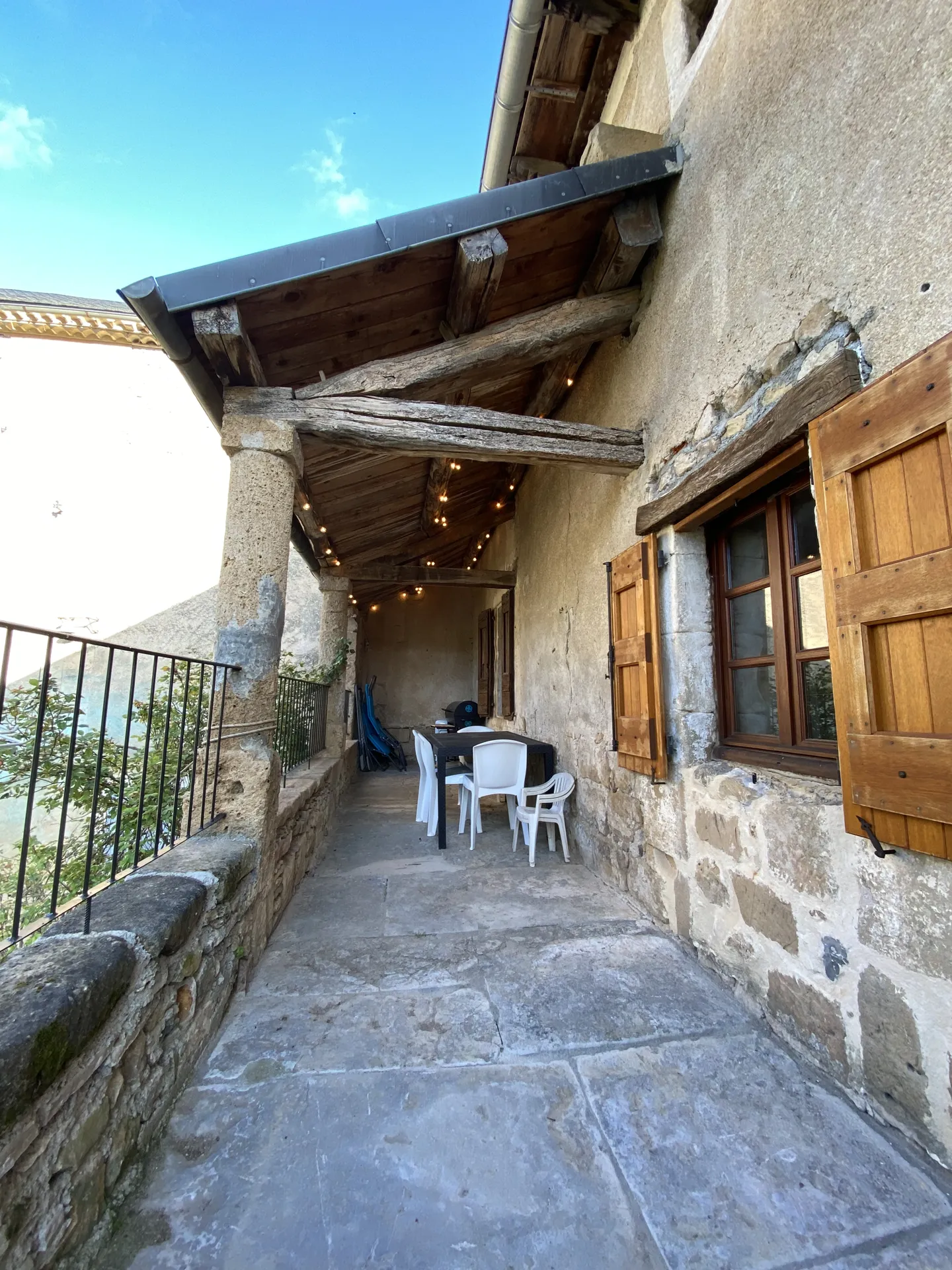 Terrasse couverte et éclairée, Nous