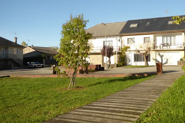 Appartement au rez-de- chaussée avec extérieur donnant dirctement sur une grande place, Ségala conciergerie