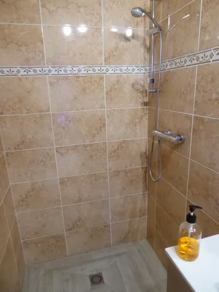 Douche à l'italienne, Ségala conciergerie