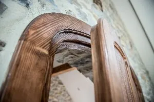 Une porte, Le Couvent de la Salette