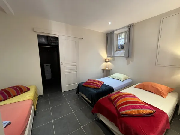 Chambre 3 personnes avec salle de douche et WC privatifs, H. CARTON