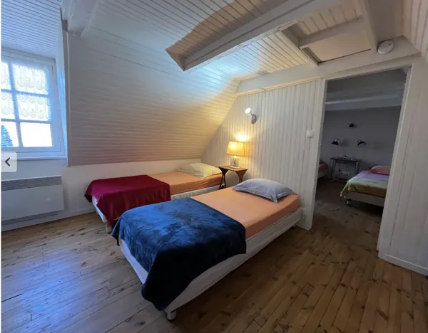 Chambre 4 personnes (2x2 lits simples séparés par cloison fermée par une porte) avec salle de douche et WC privatifs, H. CARTON