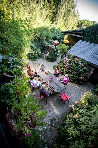 Espace repas extérieur avec salon de jardin et barbecue, Greg Alric