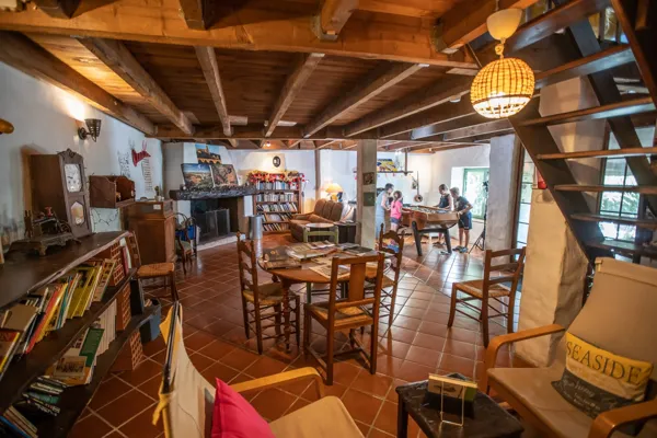 Salle accessible à toute heure : babyfoot, bd, livres, jeux de société, Greg Alric