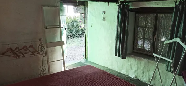 cette chambre annexe est située aux pieds de l'escalier extérieur du gîtes les 100 vallées., Sylvie Macé