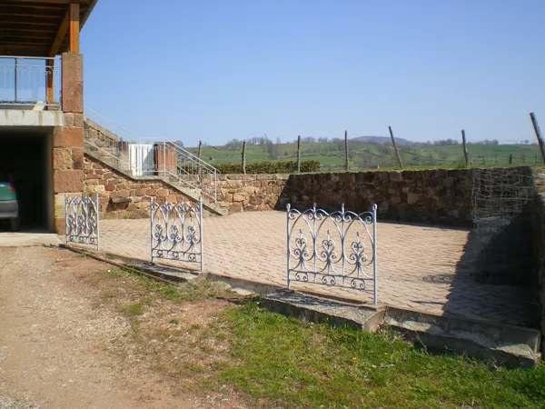 Domaine les Planes - Gîte l'Oustal - cours, Domaine les Planes - Gîte l'Oustal