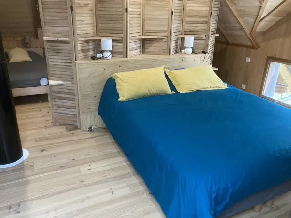 , Grand lit à l’étage