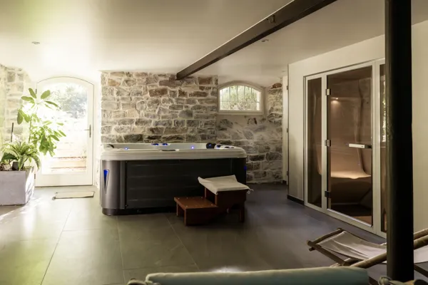 Jacuzzi, Mickaël Pijoubert /Couvent de la Salette & Spa