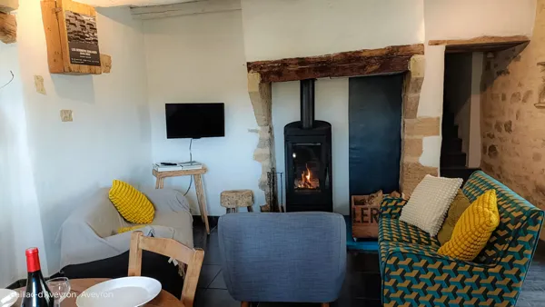 Gîte La Garde - Le séjour avec l'espace salon 5 places, Gîte La Garde 12310 Gagnac