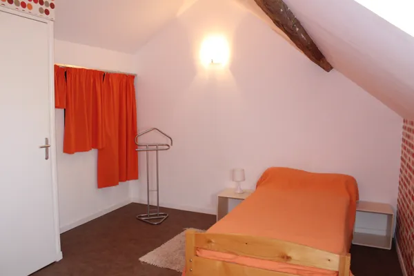 Gîte La Garde - La chambre sixtees - 3 couchages dont 2 jumelables, Gîte La Garde 12310 Gagnac